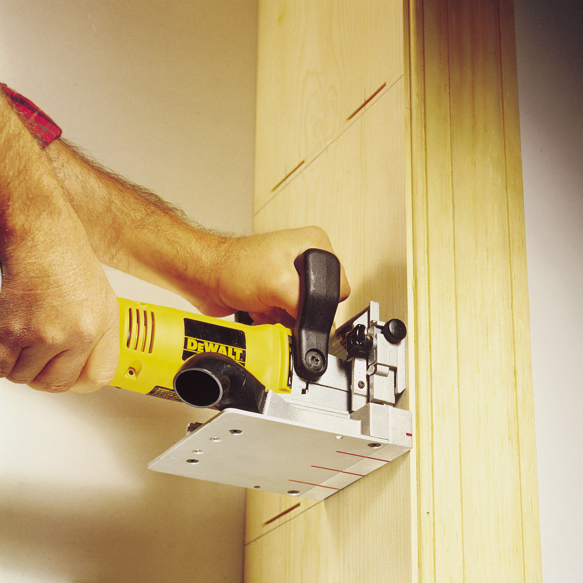 DW682K DeWALT lamelovací frézka 600W, 20MM hloubka frézování DW682K DeWALT lamelovací frézka 600W, 20MM hloubka frézování