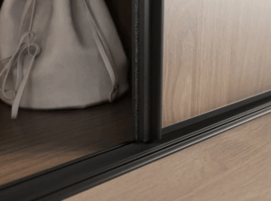 Černé a bílé kování pro vestavěné skříně